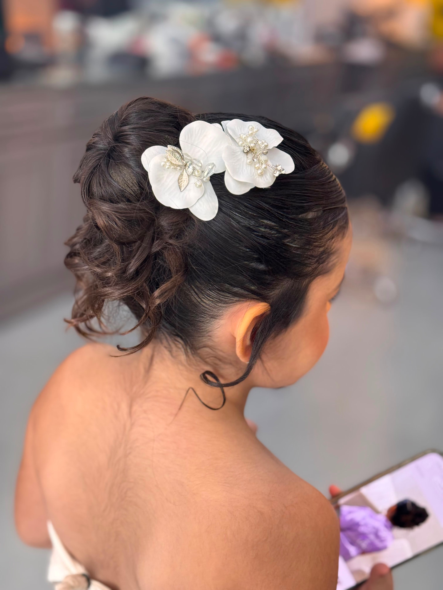 Penteado preso com flores para noiva
