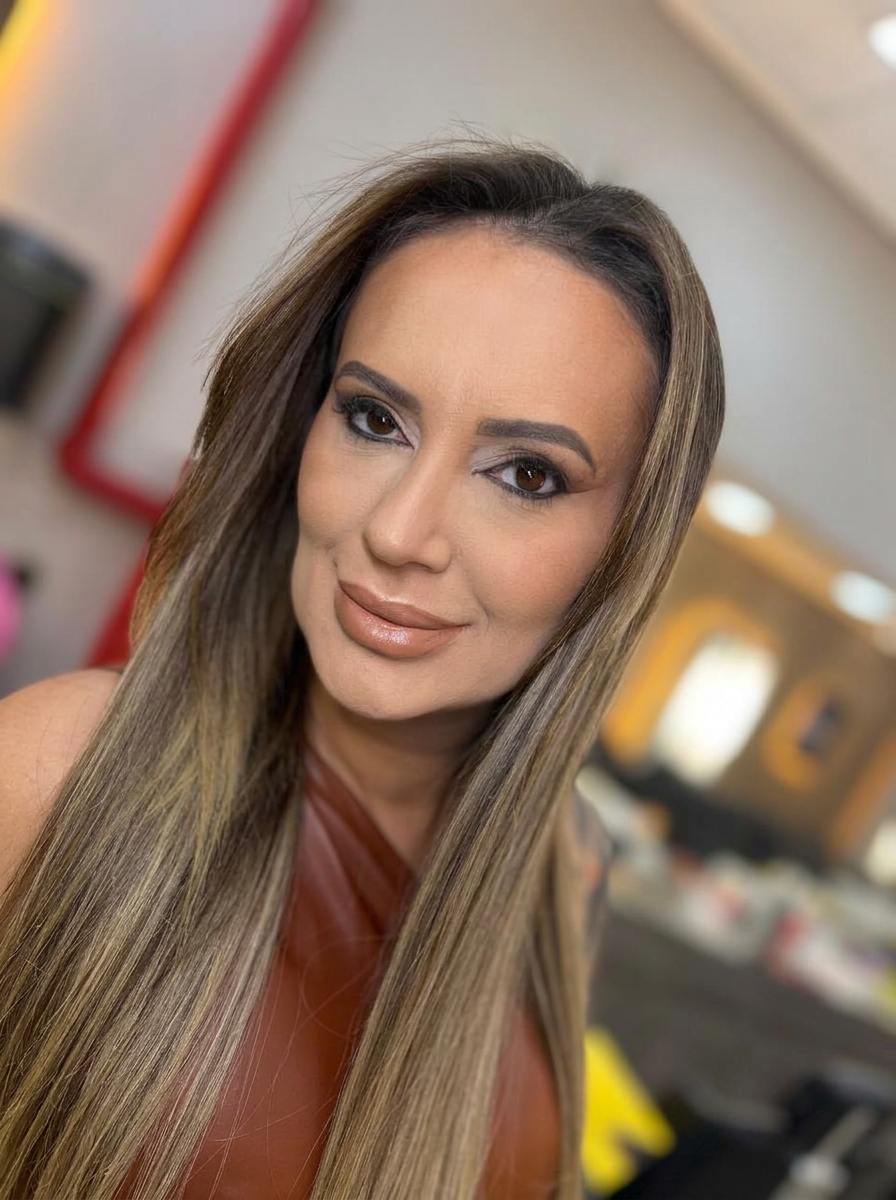 Maquiagem com esfumado e cabelo liso
