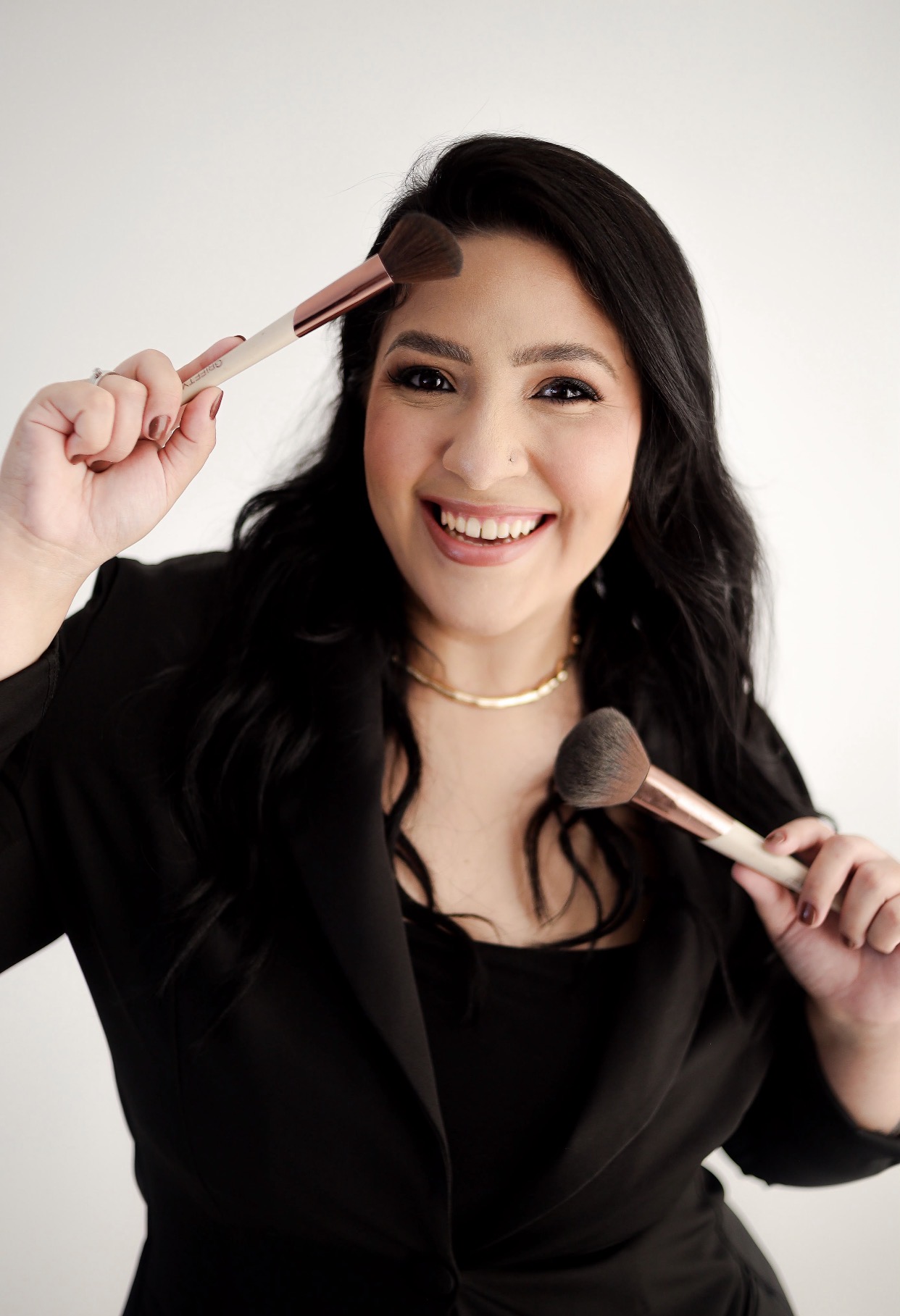 Sarah Barbalho, maquiadora profissional, segurando pincéis de maquiagem