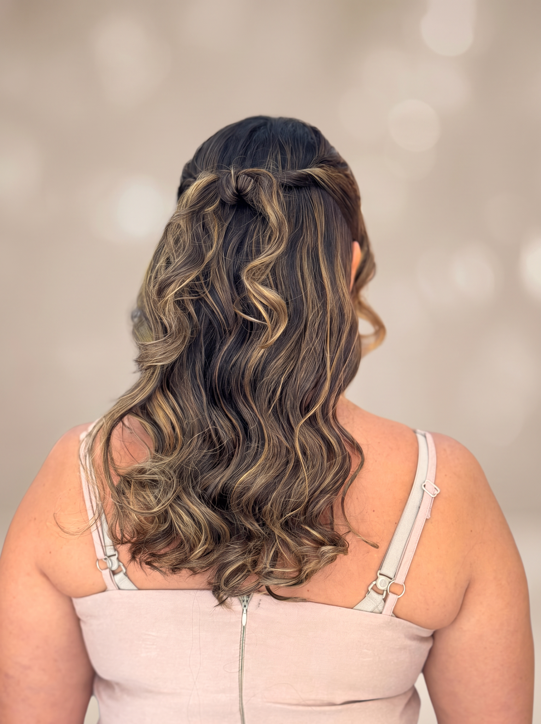 Penteado semipreso com ondas
