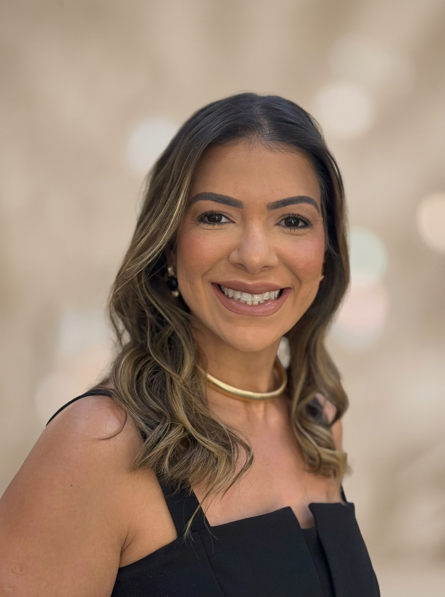 Cliente com maquiagem social e penteado ondulado